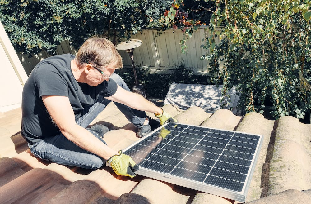The Link between Solar Panel Cleaning and Renewable Power Generation