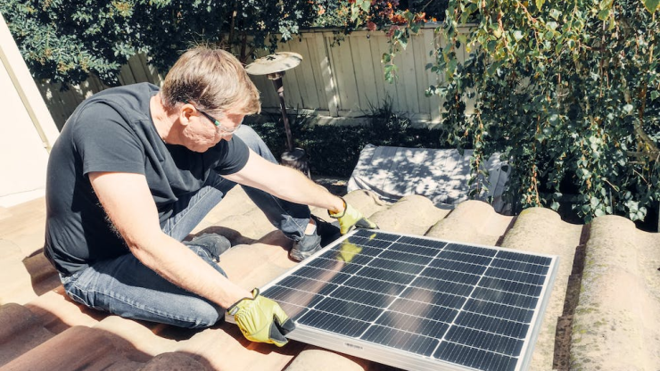 The Link between Solar Panel Cleaning and Renewable Power Generation